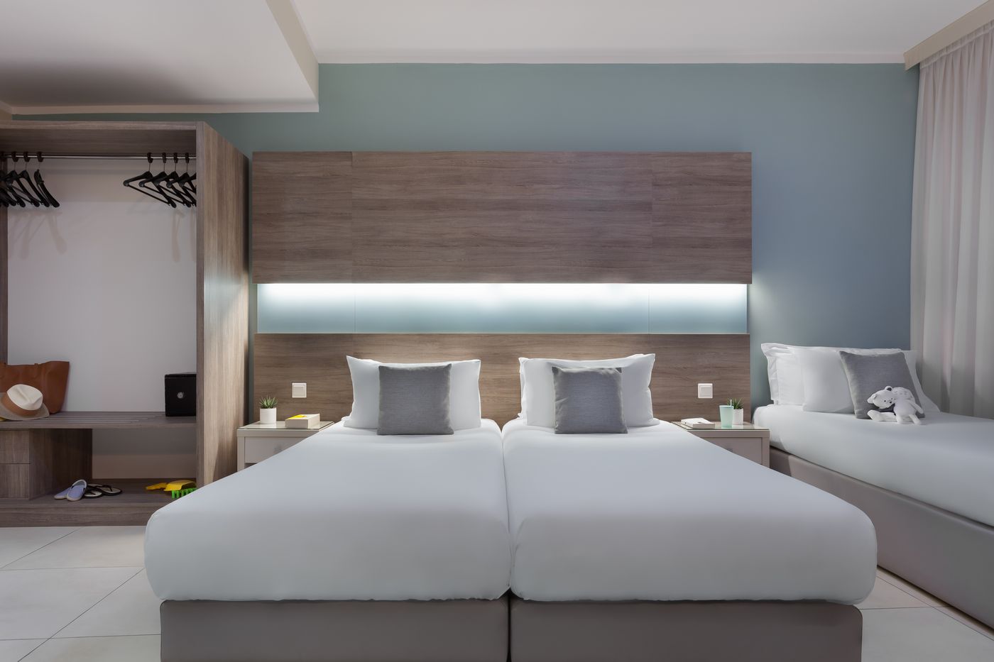 Hotel-115-The-Strand-Hotel-and-Suites-Room-16