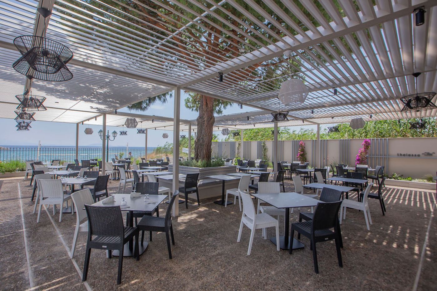 Golden-Coast-Hotel-and-Bungalows-Restaurant-40