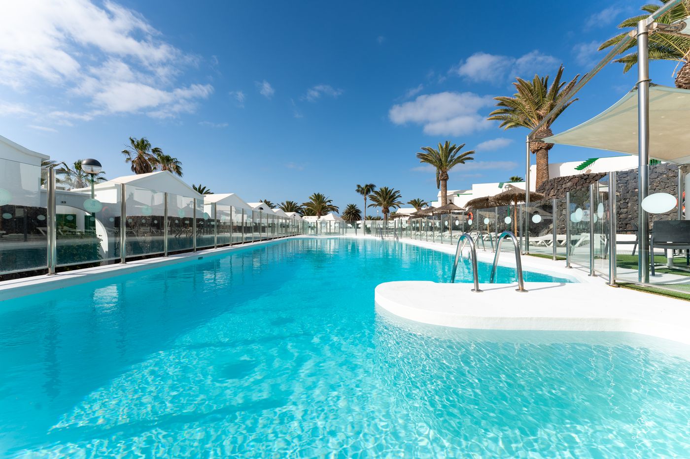 Apartamentos-LIVVO-Las-Gaviotas-Pool-13