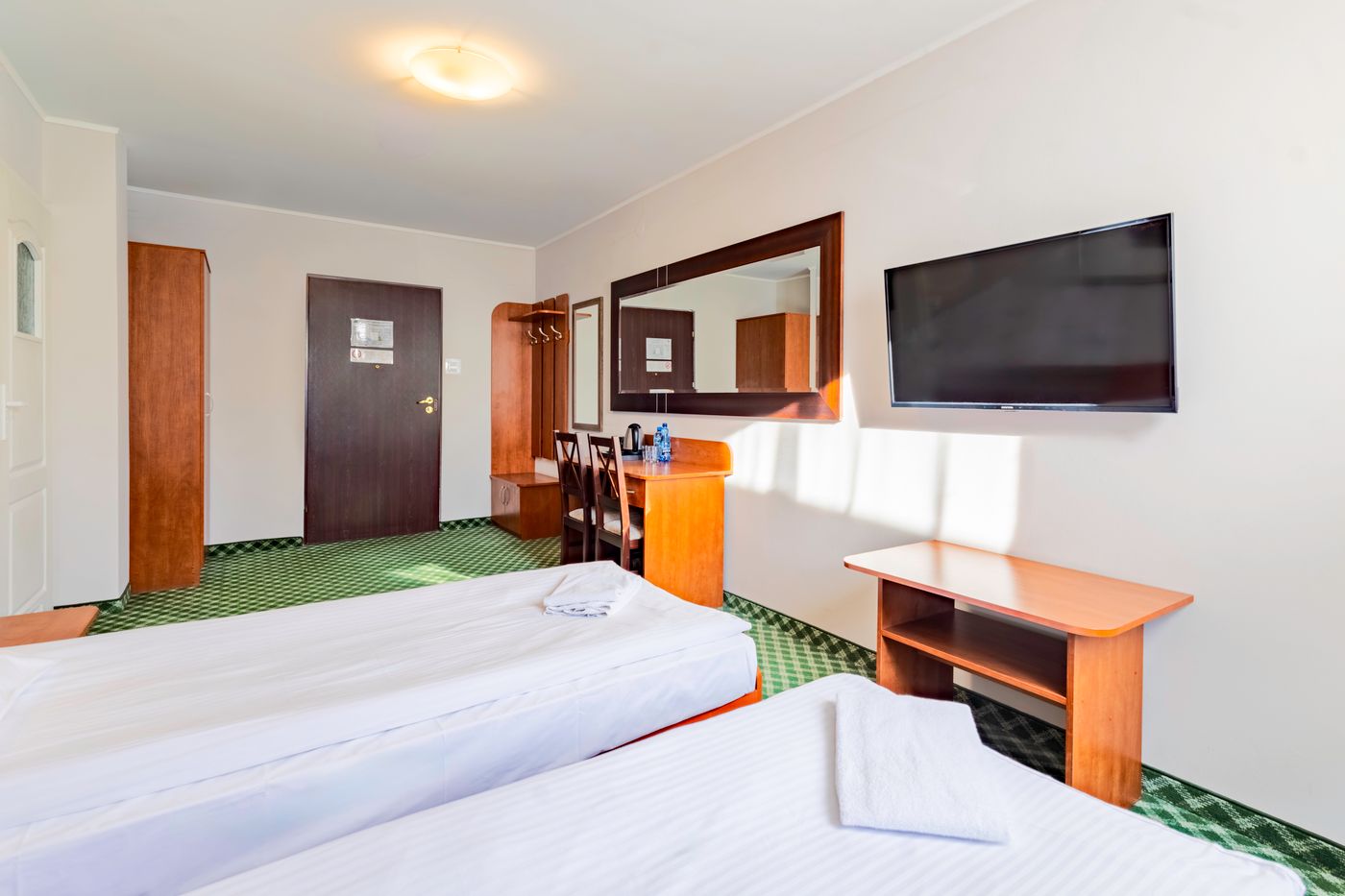 Hit-Hotel-Room-28