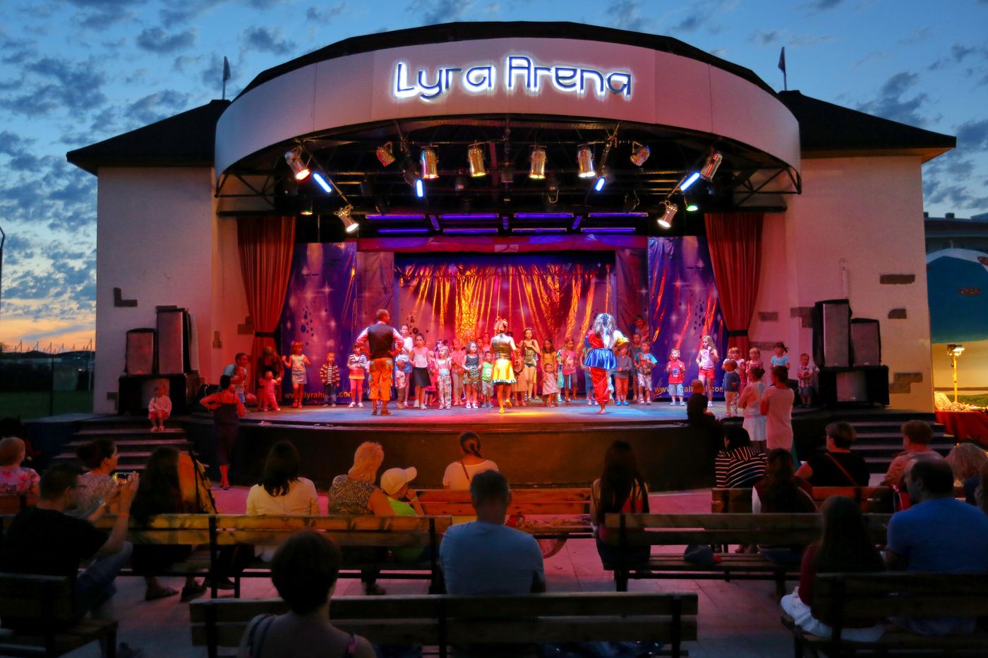 Selectum-Family-Comfort-Side-Sports-and-Entertainment-68