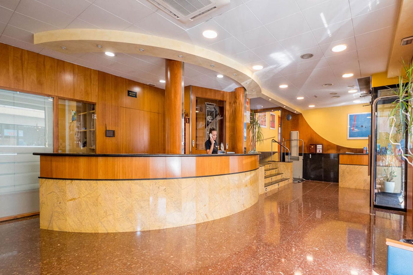 Checkin-Montpalau-Lobby-35