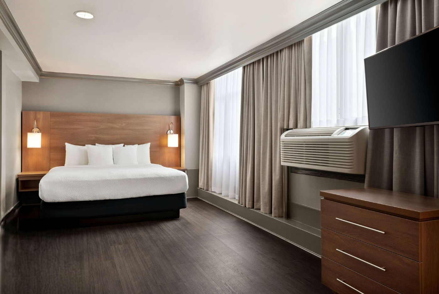 Days-Inn-by-Wyndham-Vancouver-Downtown-Room-16