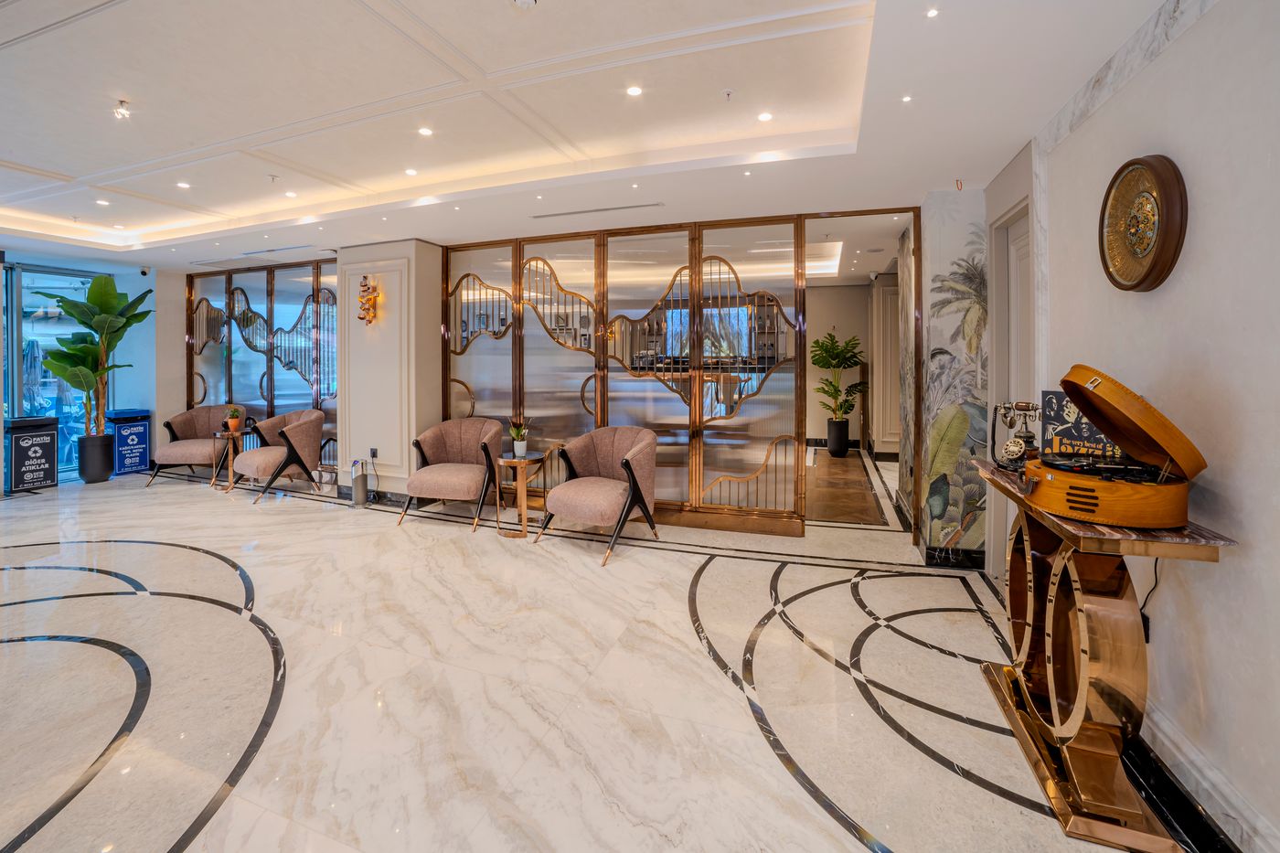 Grand-Hilarium-Hotel-Lobby-1