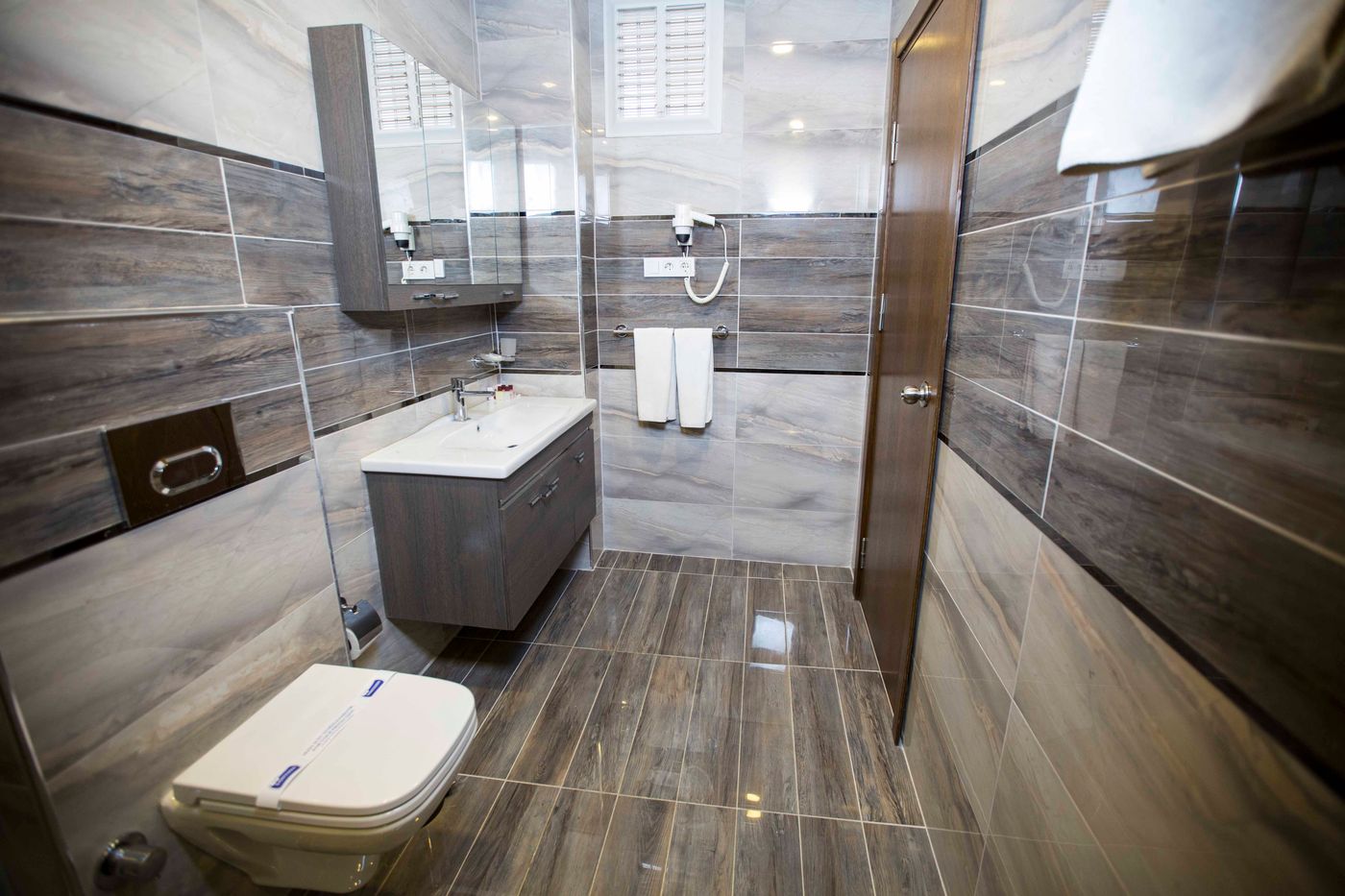 Golden-Crown-Room-37