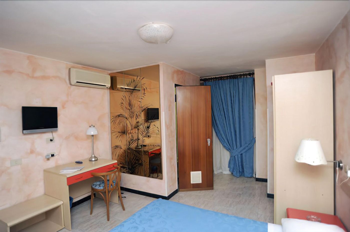 Veronese - Italy - GENOA  - Room - 2