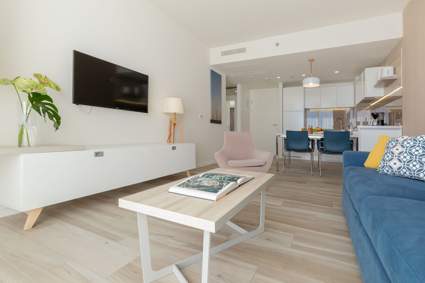 Romana-Beach-Apartments-Room-27