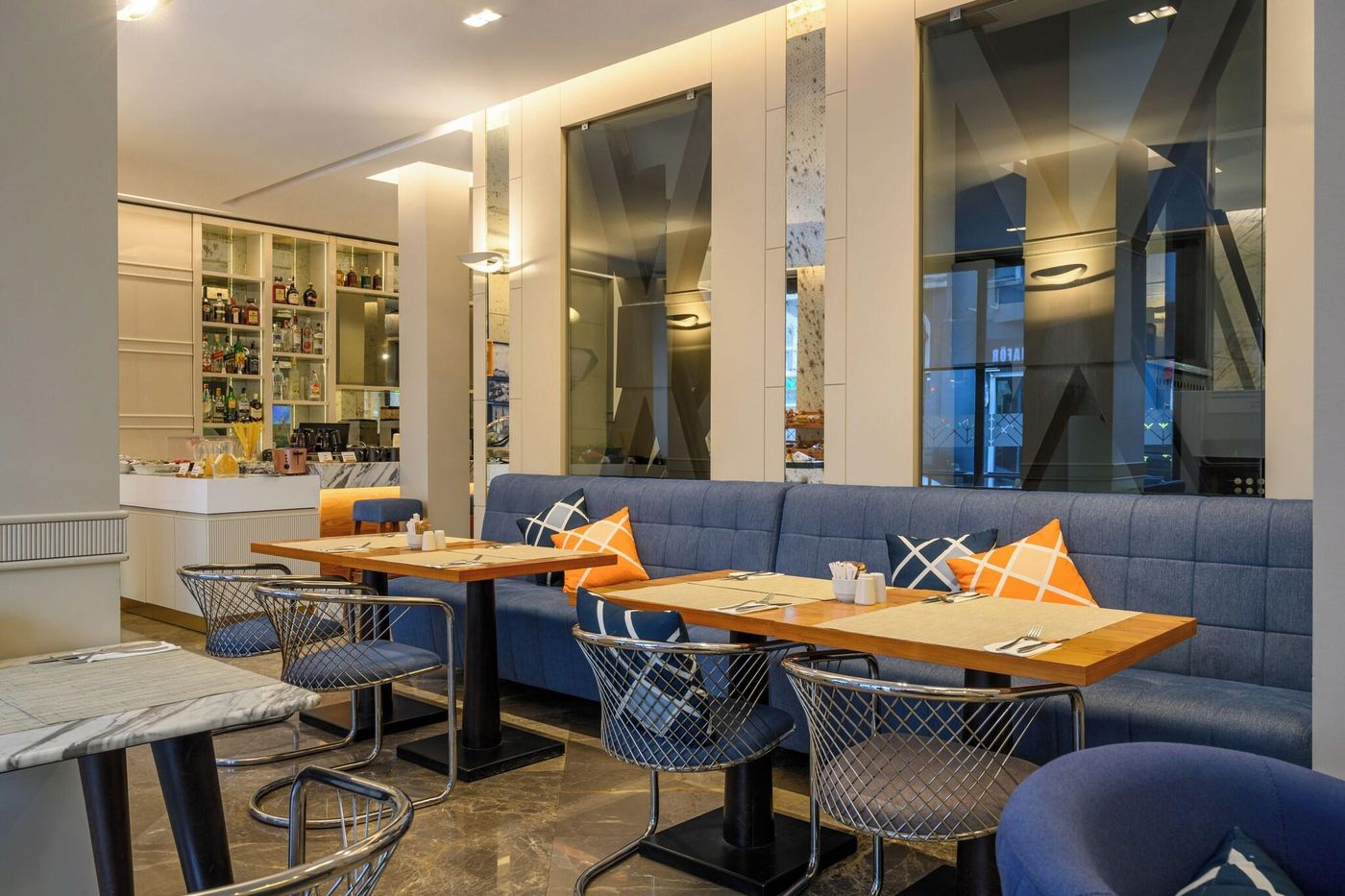 Four-Points-Express-by-Sheraton-Istanbul-Taksim-Restaurant-13