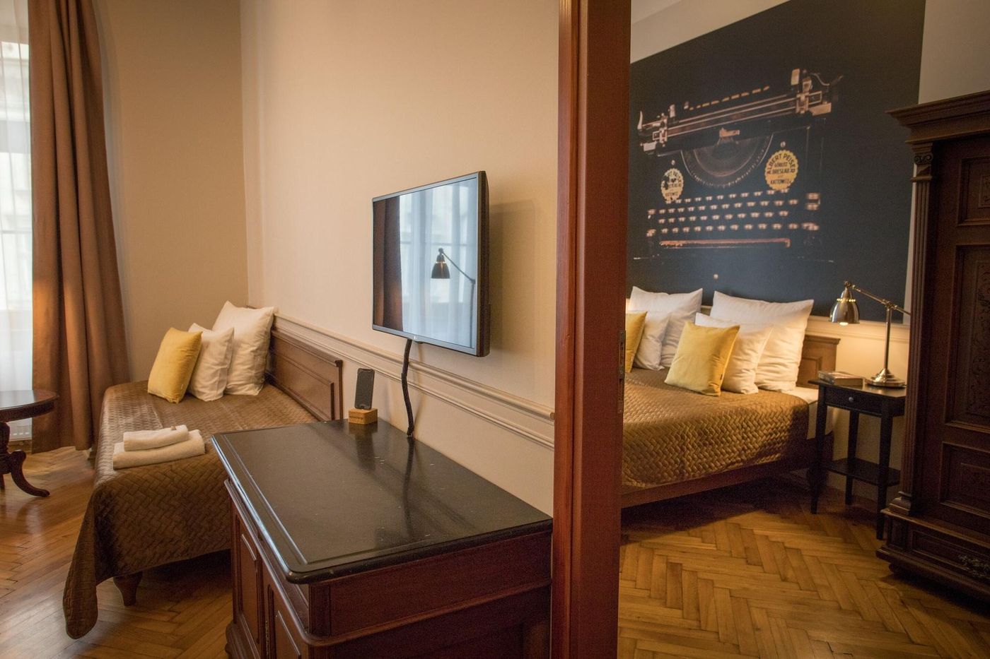 Scharffenberg-Apartments-Main-Square-Room-35