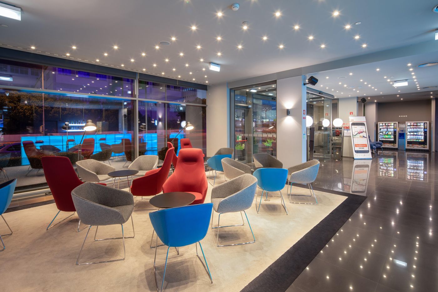 Holiday-Inn-Express-Lisbon-Airport-Lobby-3