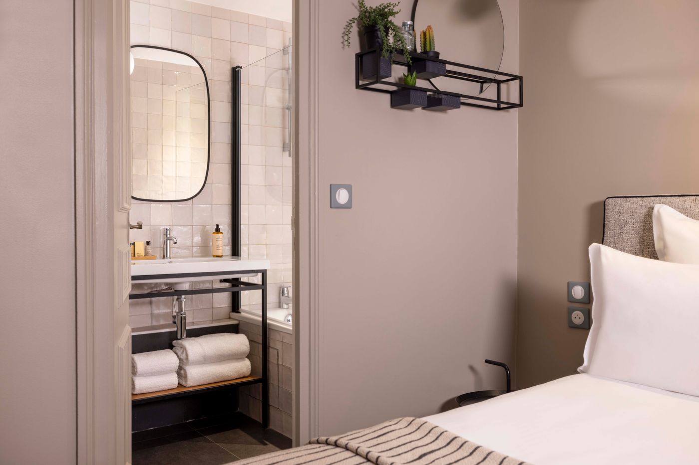 Helios-Opera-Room-29