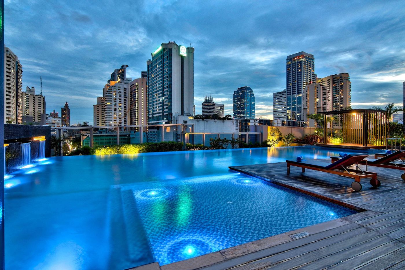 Radisson-Blu-Plaza-Bangkok-Pool-60