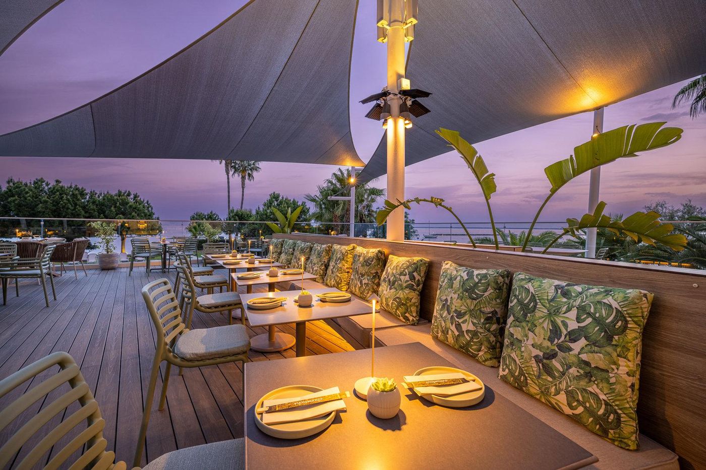 Crowne-Plaza-Limassol-Restaurant-12