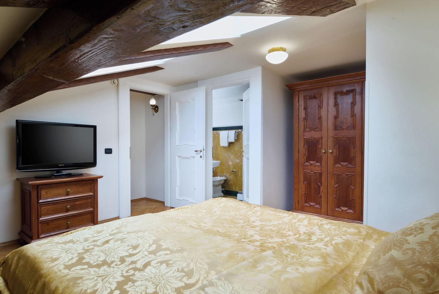 Charles-Bridge-Palace-Room-25