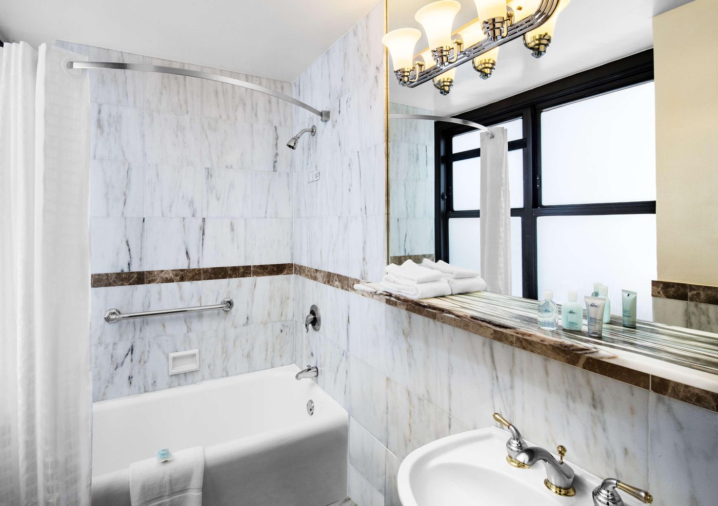 New-Yorker--A-Lotte-Hotel-Room-38