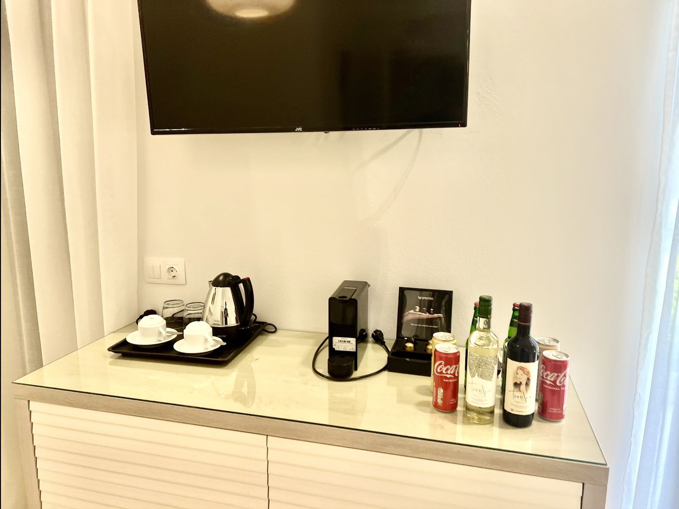 Bruskos-Hotel-and-Suites-Room-49