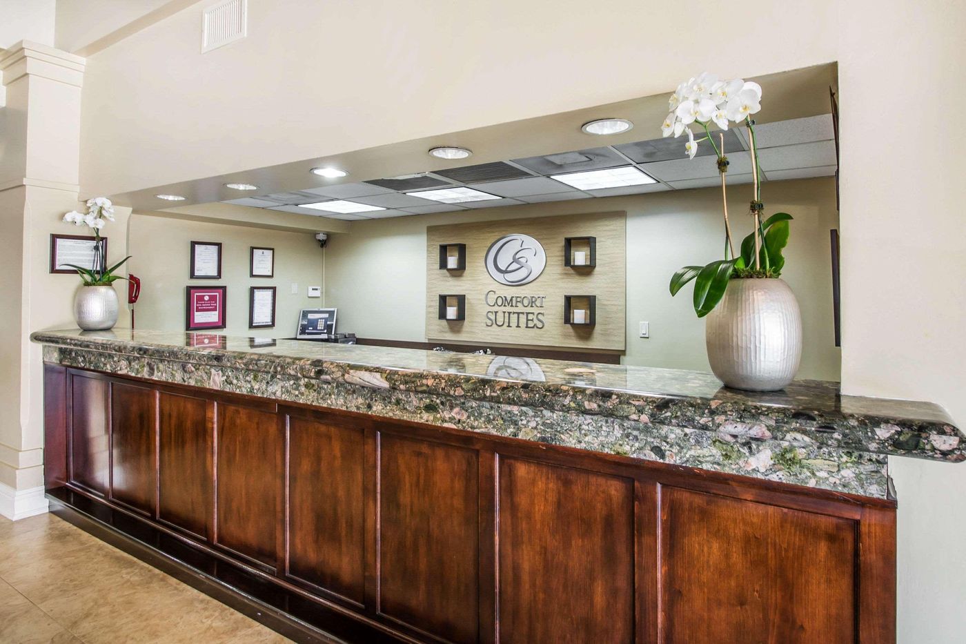 Comfort-Suites-Paradise-Island-Lobby-55
