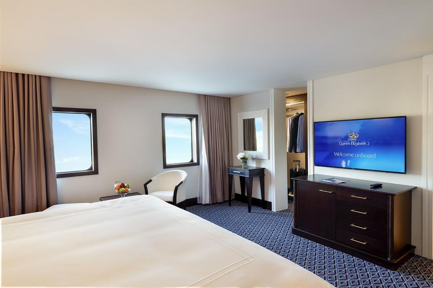 Queen-Elizabeth-2-Hotel-Room-27