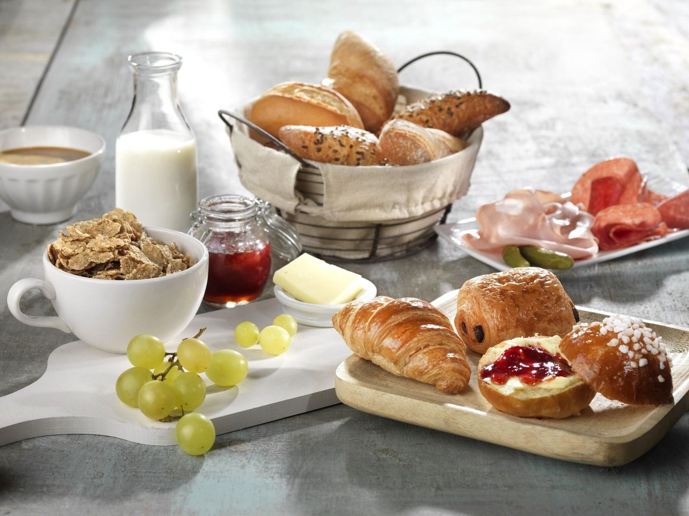 Disney-s-Hotel-New-York-Restaurant-14