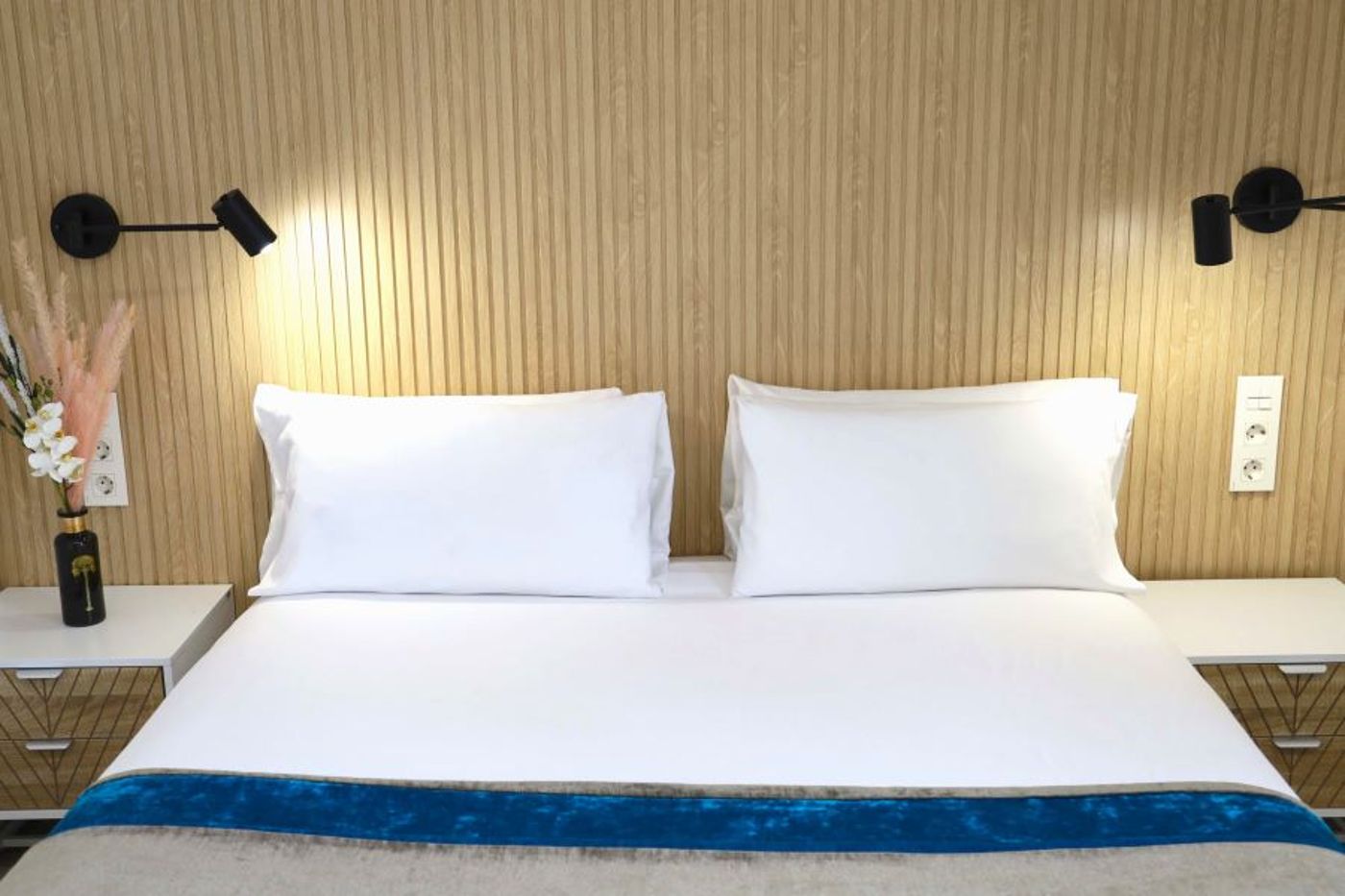 Cosmo Apartments Concell de Cent-Spain-Barcelona-Room-5