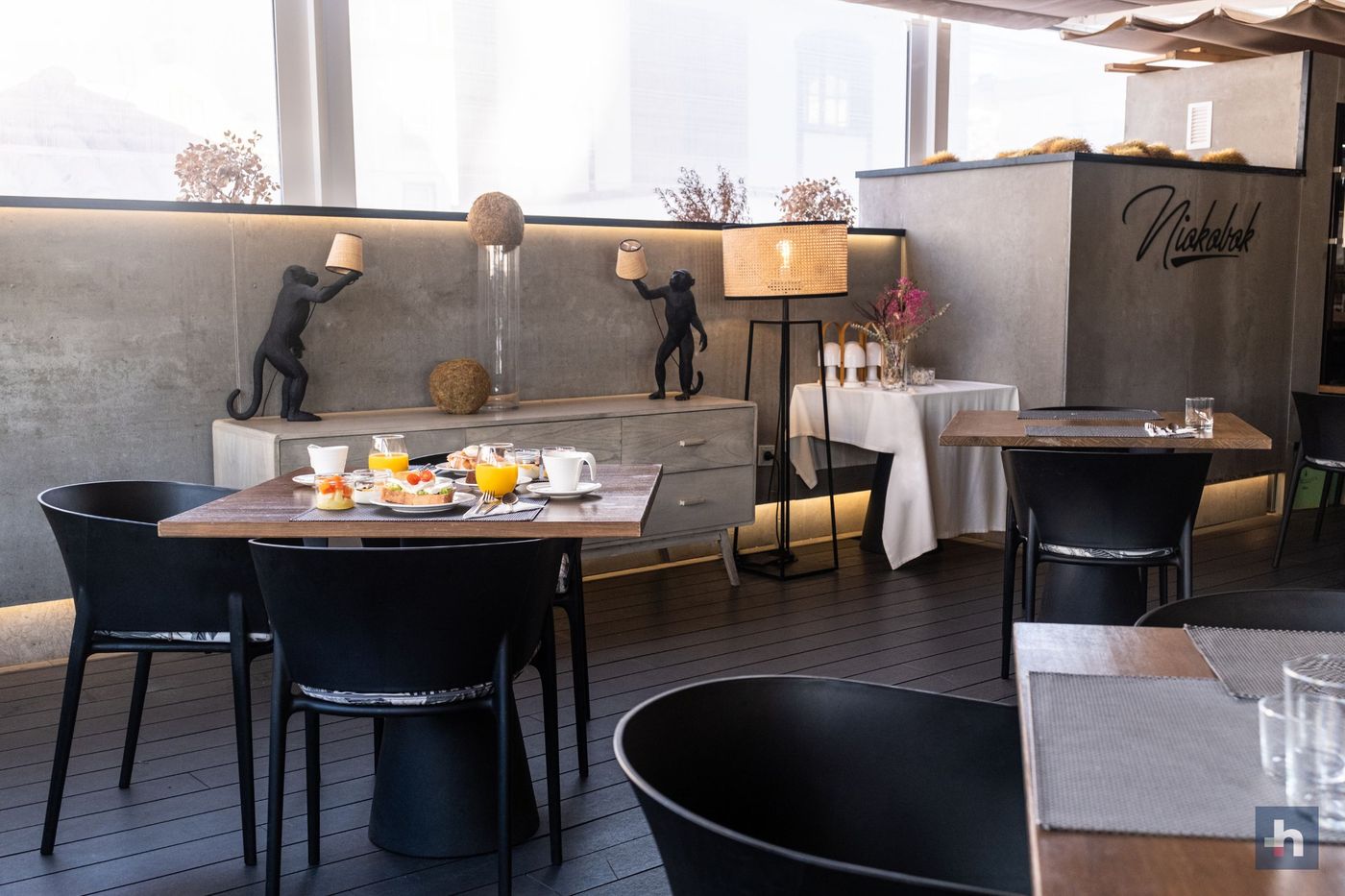 Adonis-Plaza-Restaurant-31