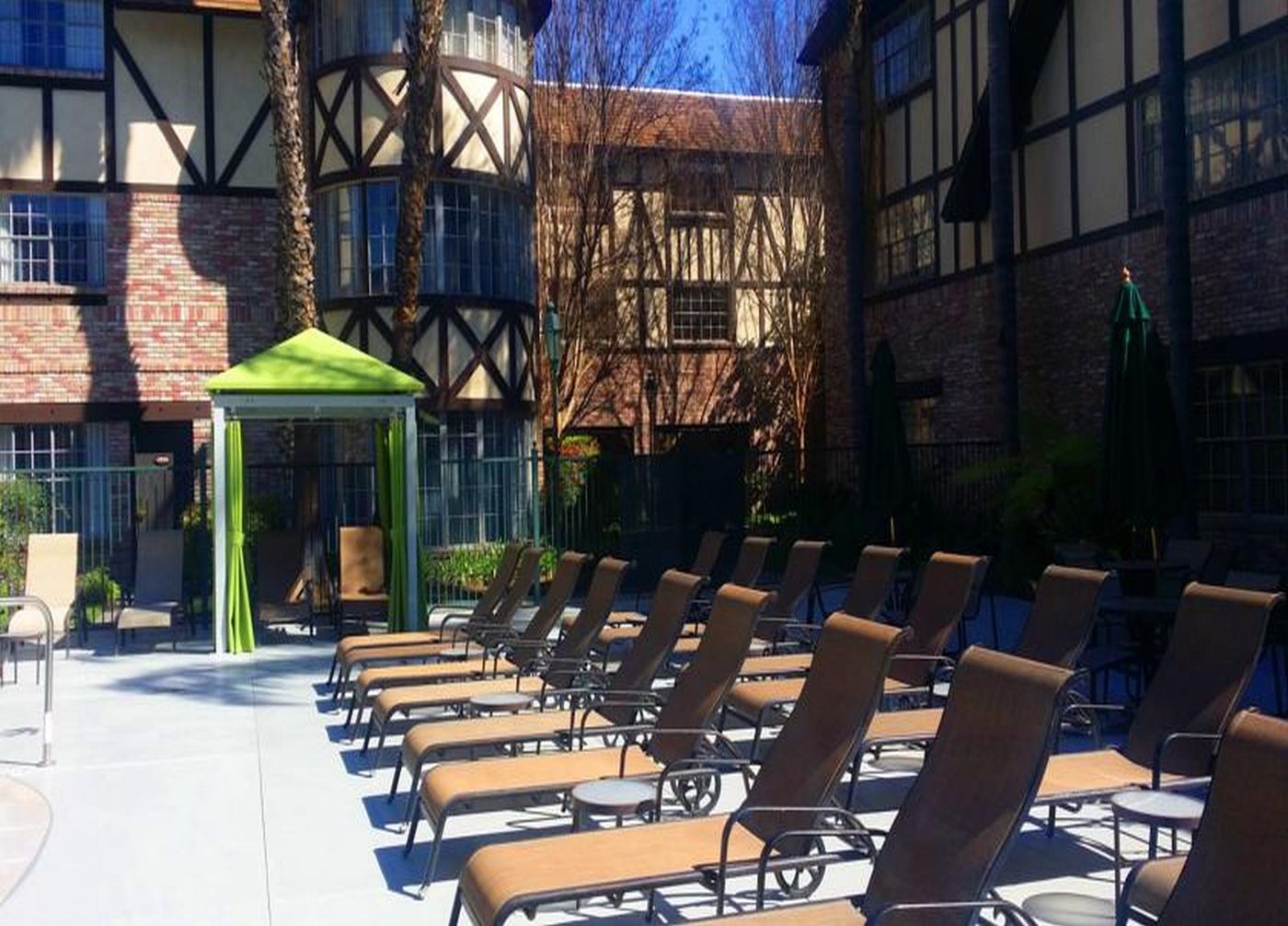 Anaheim-Majestic-Garden-Hotel-Terrace-41