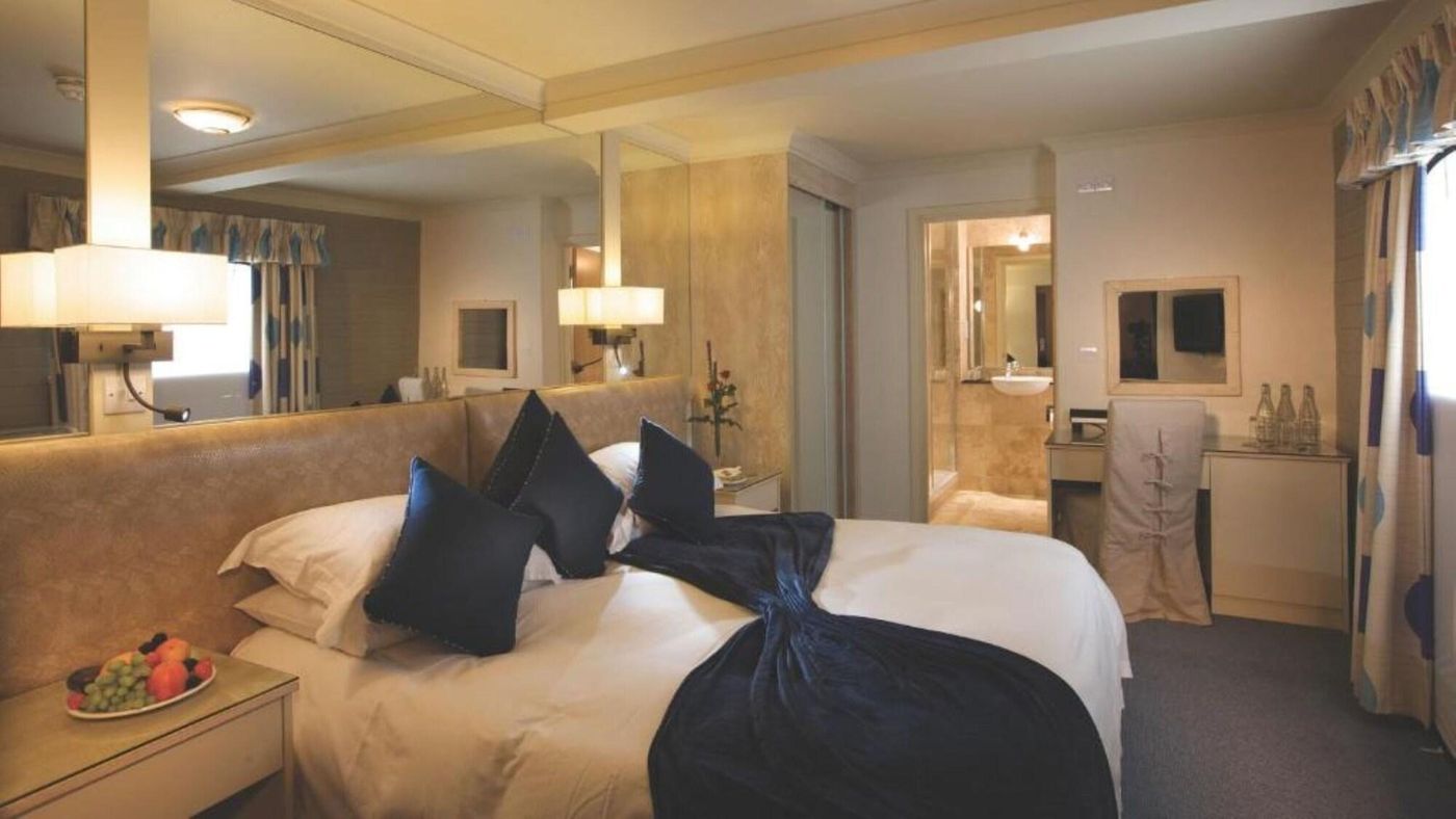 Cobo-Bay-Hotel-Room-18