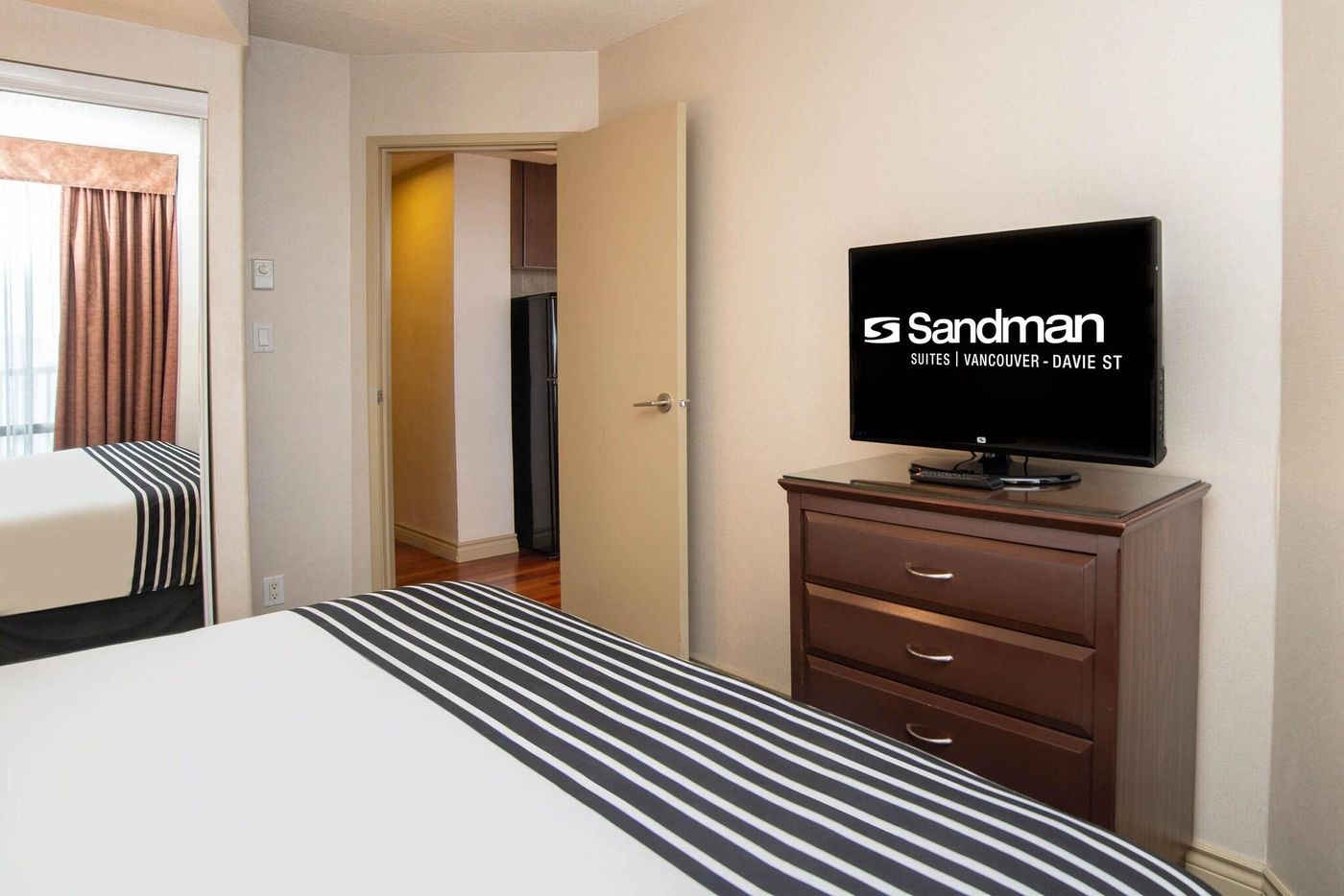 Sandman-Suites-Davie-Room-43