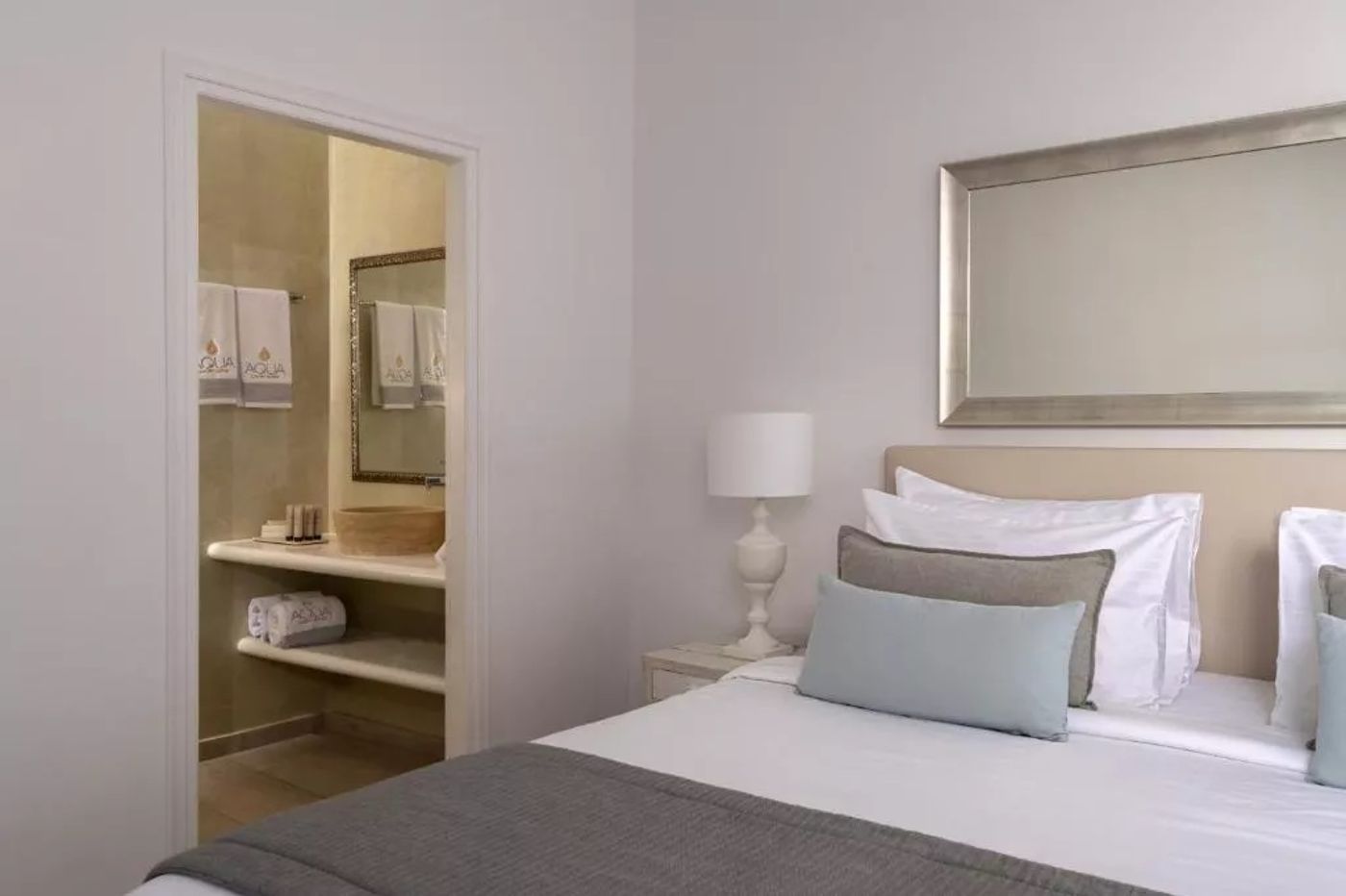 Aqua-Luxury-Suites-Room-41