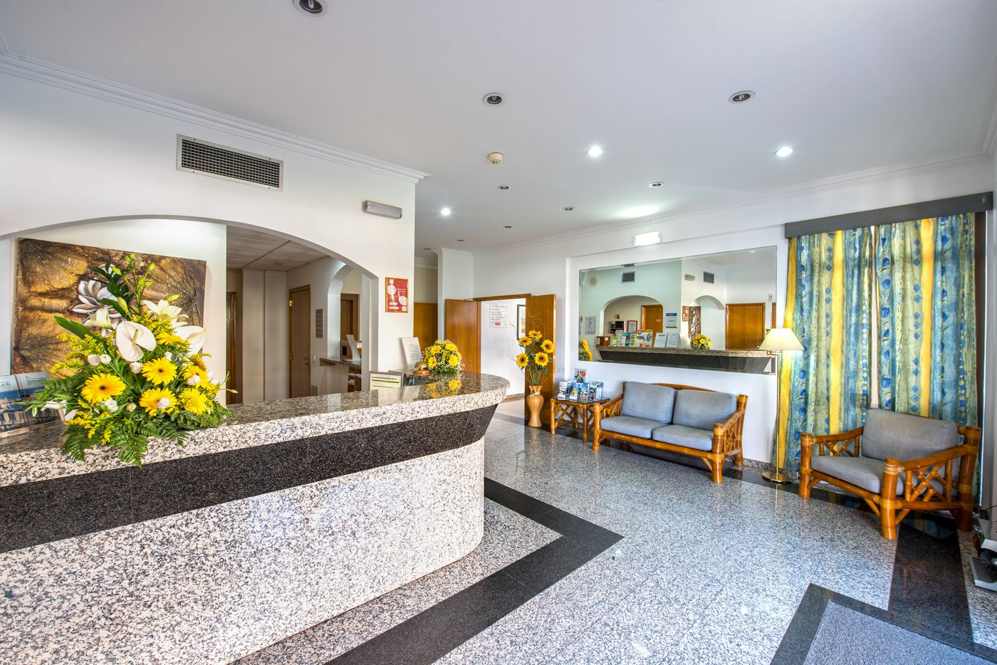 Hotel-Residencial-Colina-do-Mar-Lobby-9