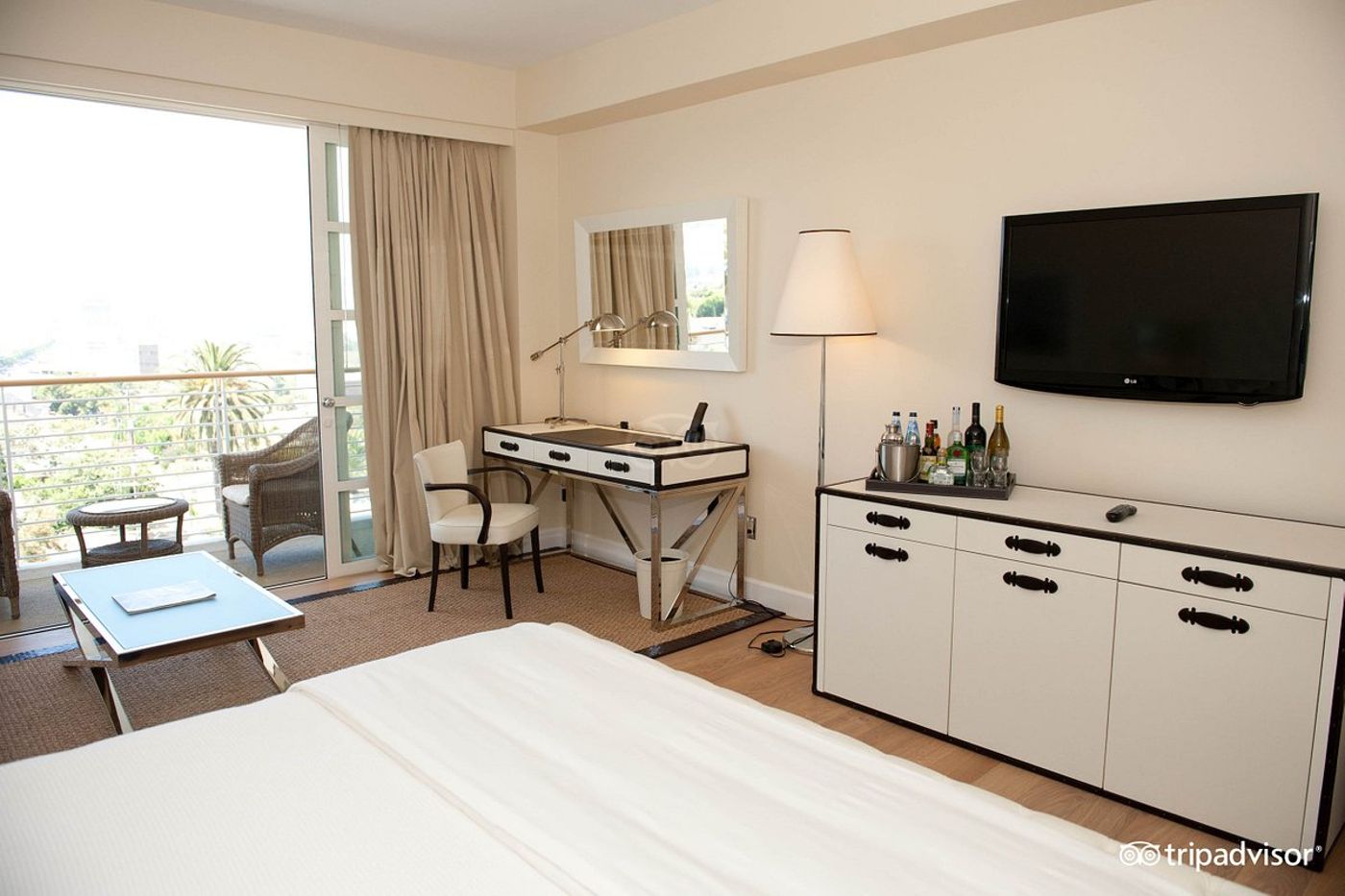 Cameo-Beverly-Hills-Room-28