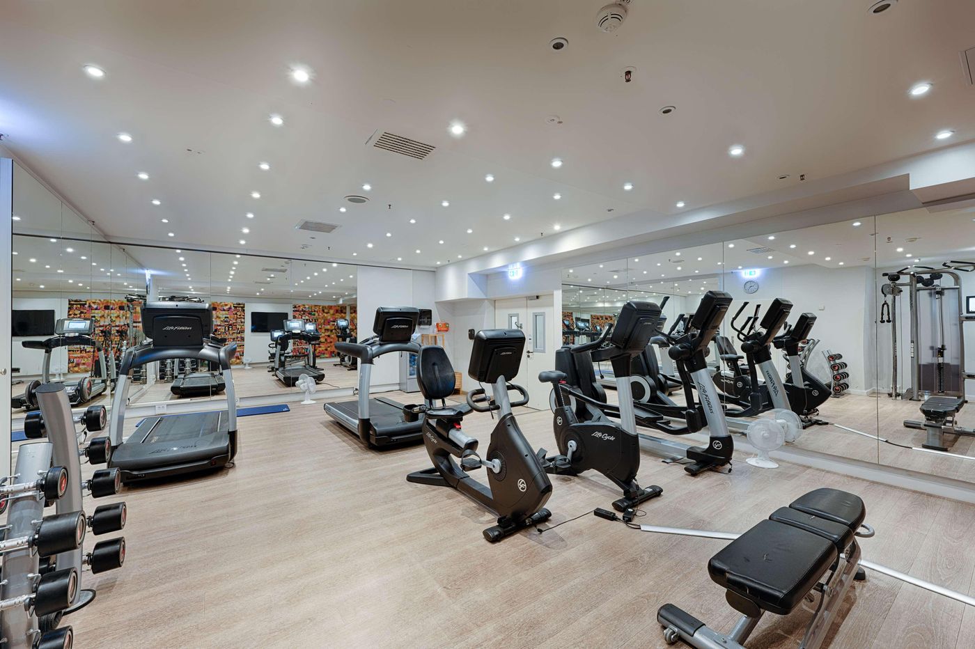 Park-Inn-by-Radisson-Berlin-Alexanderplatz-Sports-and-Entertainment-75