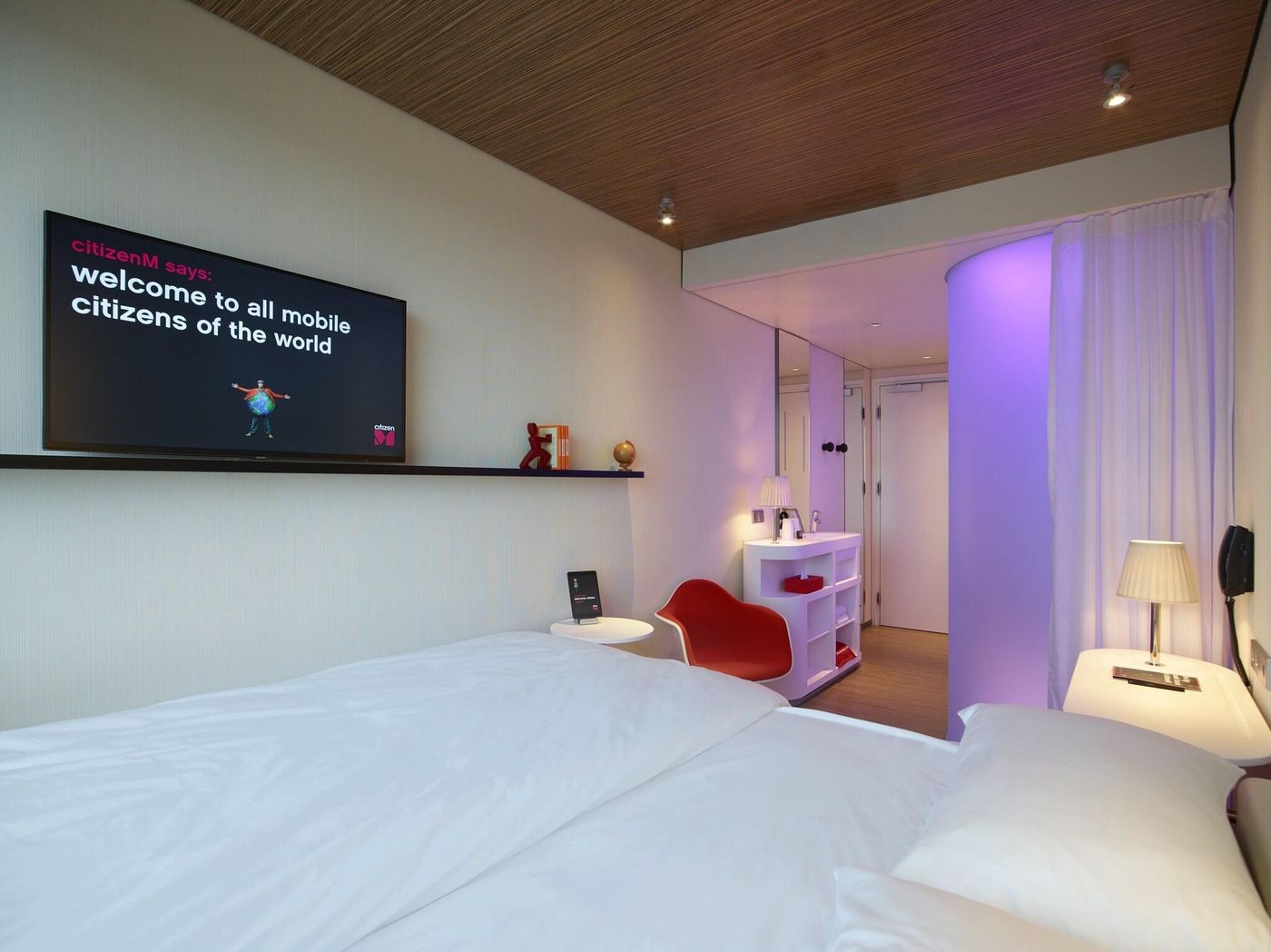 Citizenm-Schiphol-Airport-Hotel-Room-9