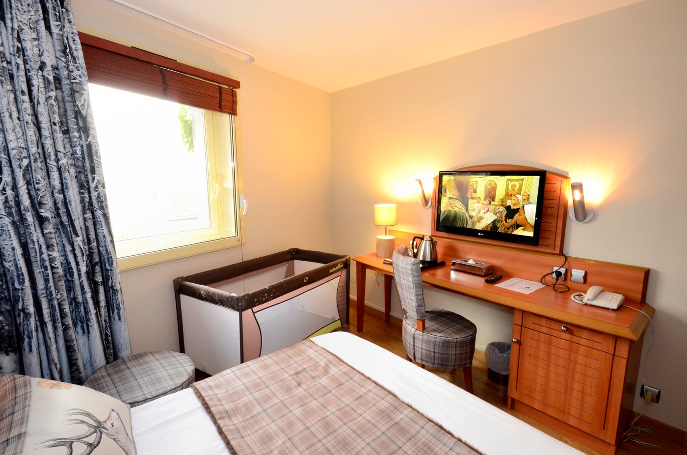 Green-Hotels-Confort-Paris-13-Room-4