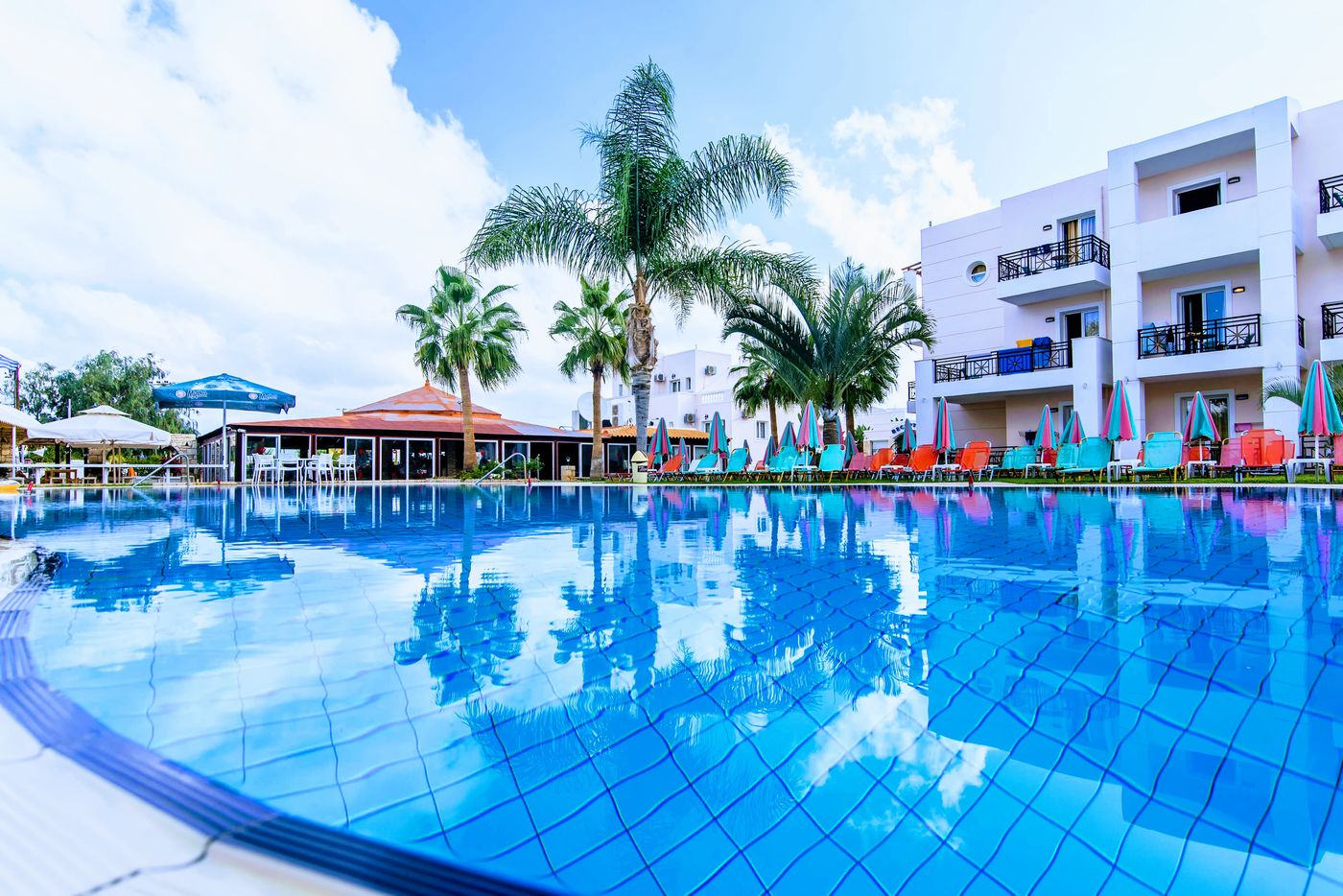 Yiannis-Manos-Apartments-Pool-8