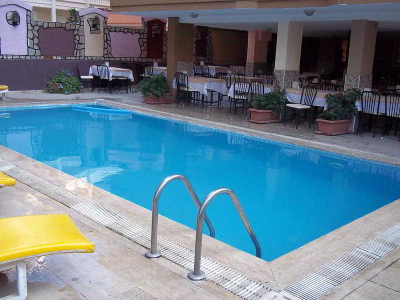 Kleopatra-Alis-Pool-18