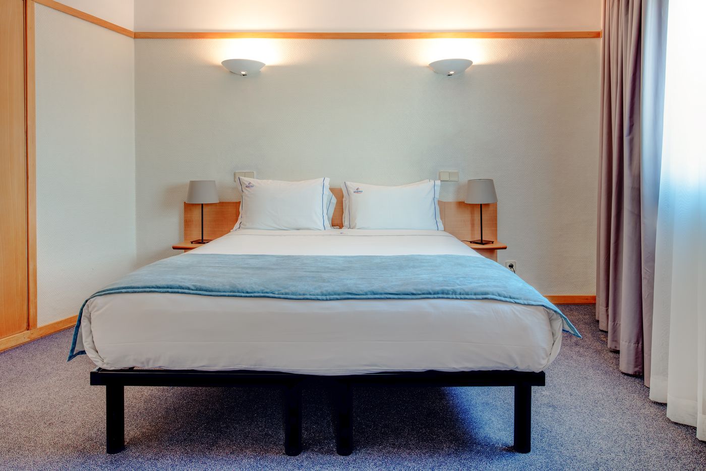 VIP-Executive-Suites-Eden-Room-21