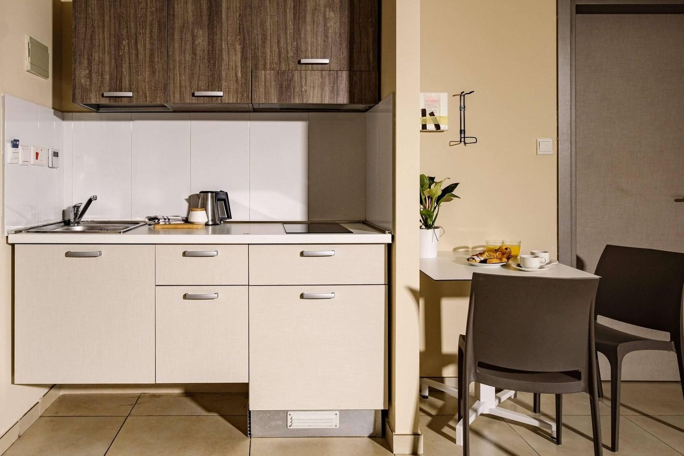 Hotel-115-The-Strand-Hotel-and-Suites-Room-39