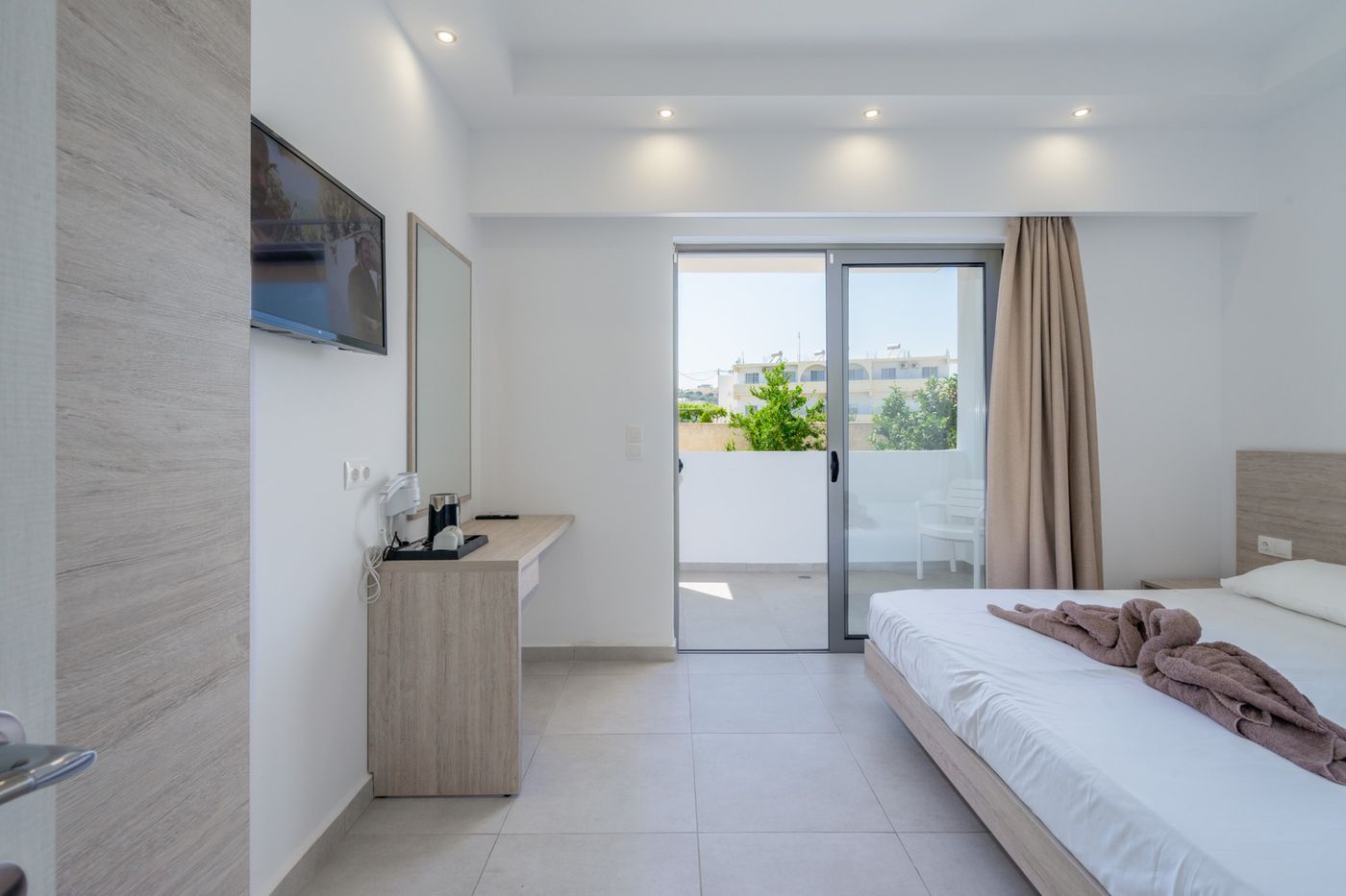 Stamos-Hotel-Room-31