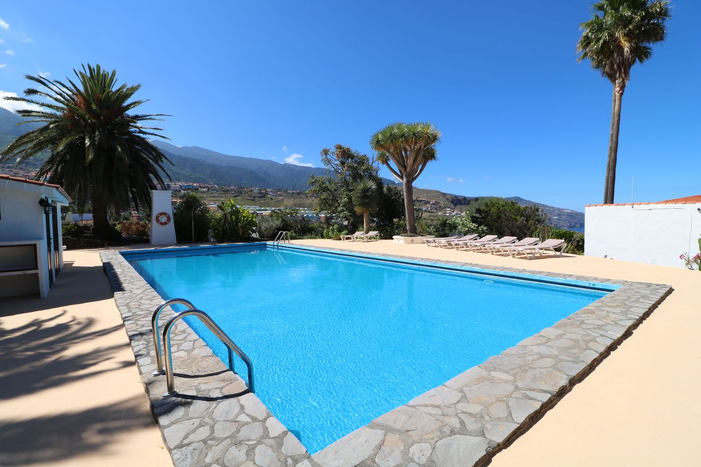 Apartamentos-Miranda-Pool-3