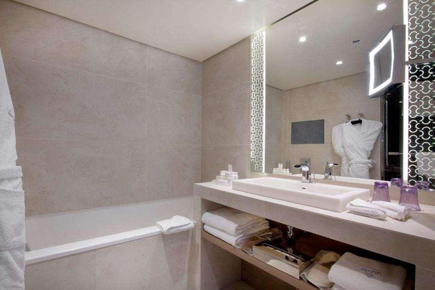 La-Villa-Maillot---Arc-de-Triomphe-Room-60