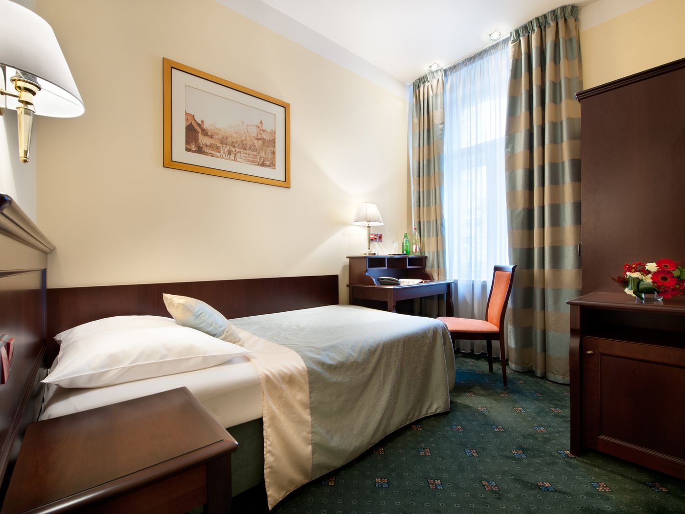 EA-Hotel-DownTown-Room-10