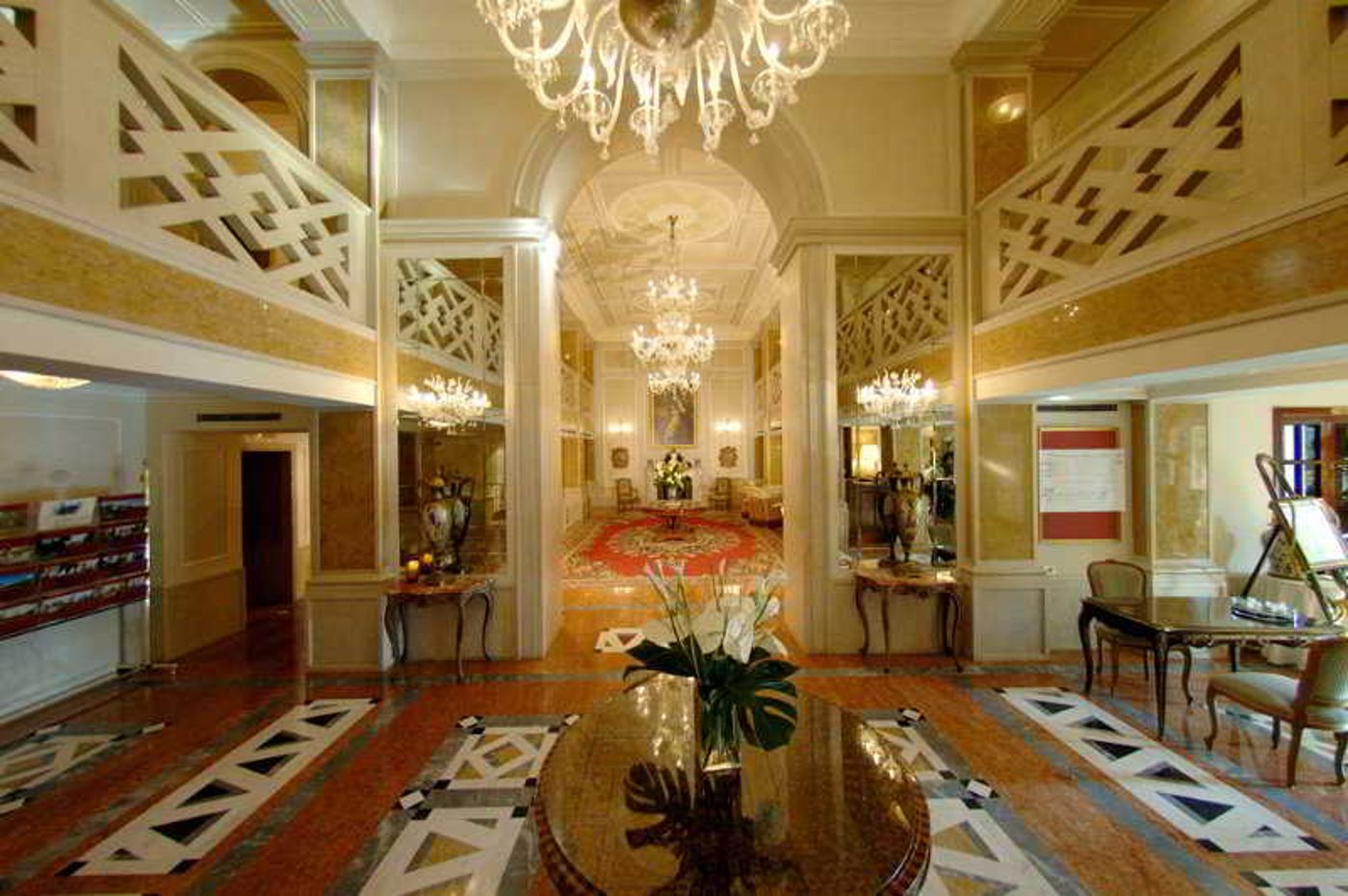 Baglioni-Hotel-Luna-Lobby-18