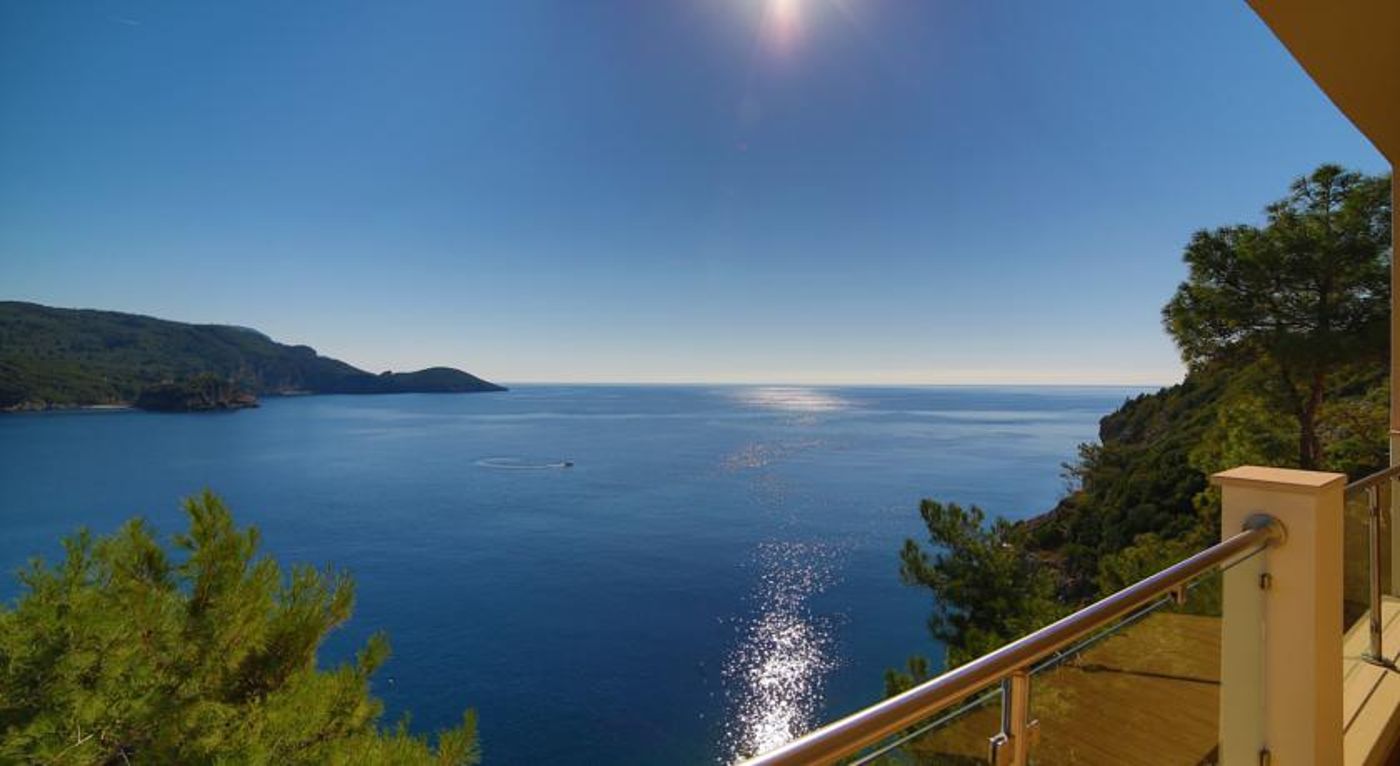 Akrotiri-Beach-General-view-33