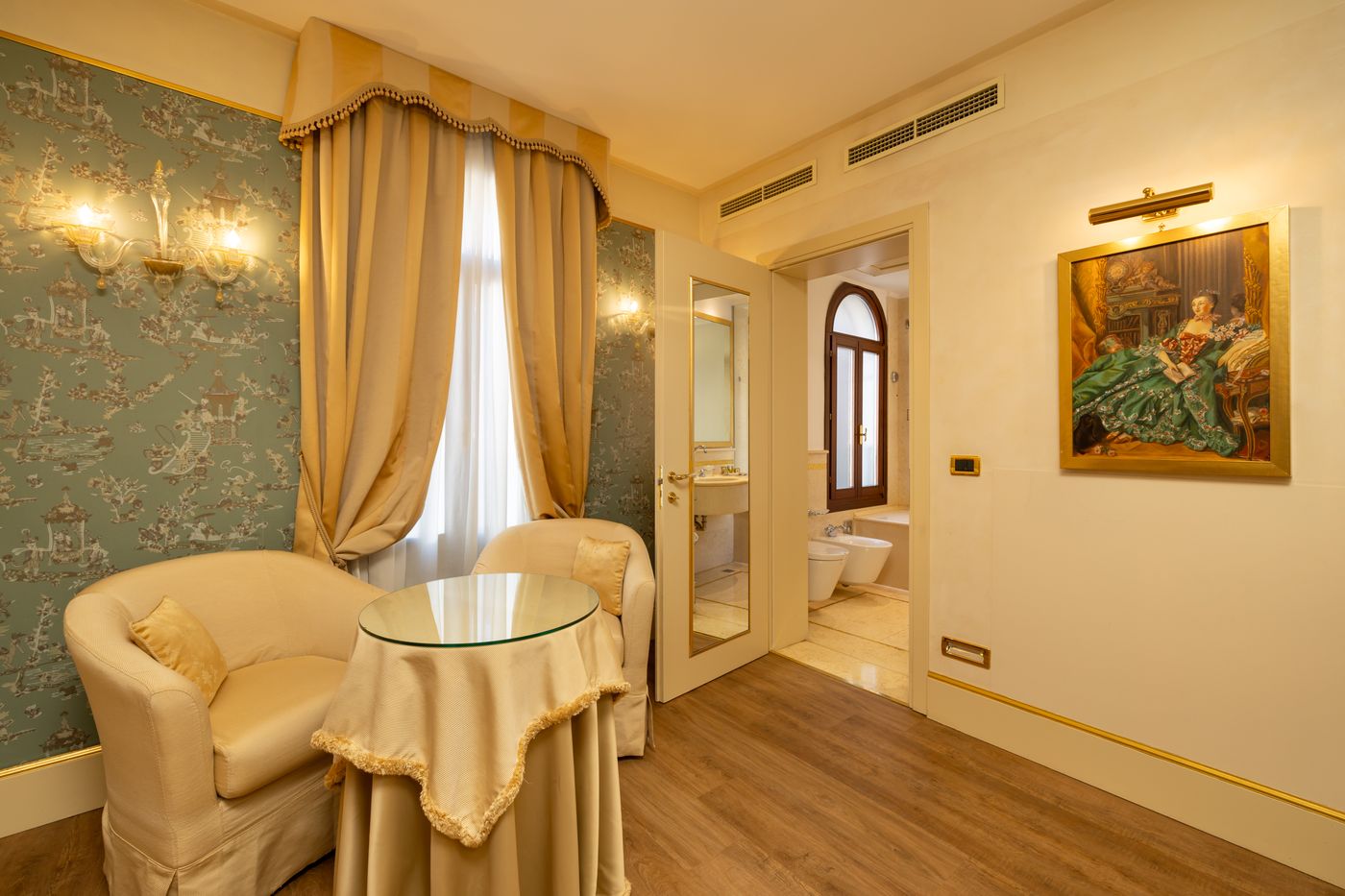 A-La-Commedia-Room-8