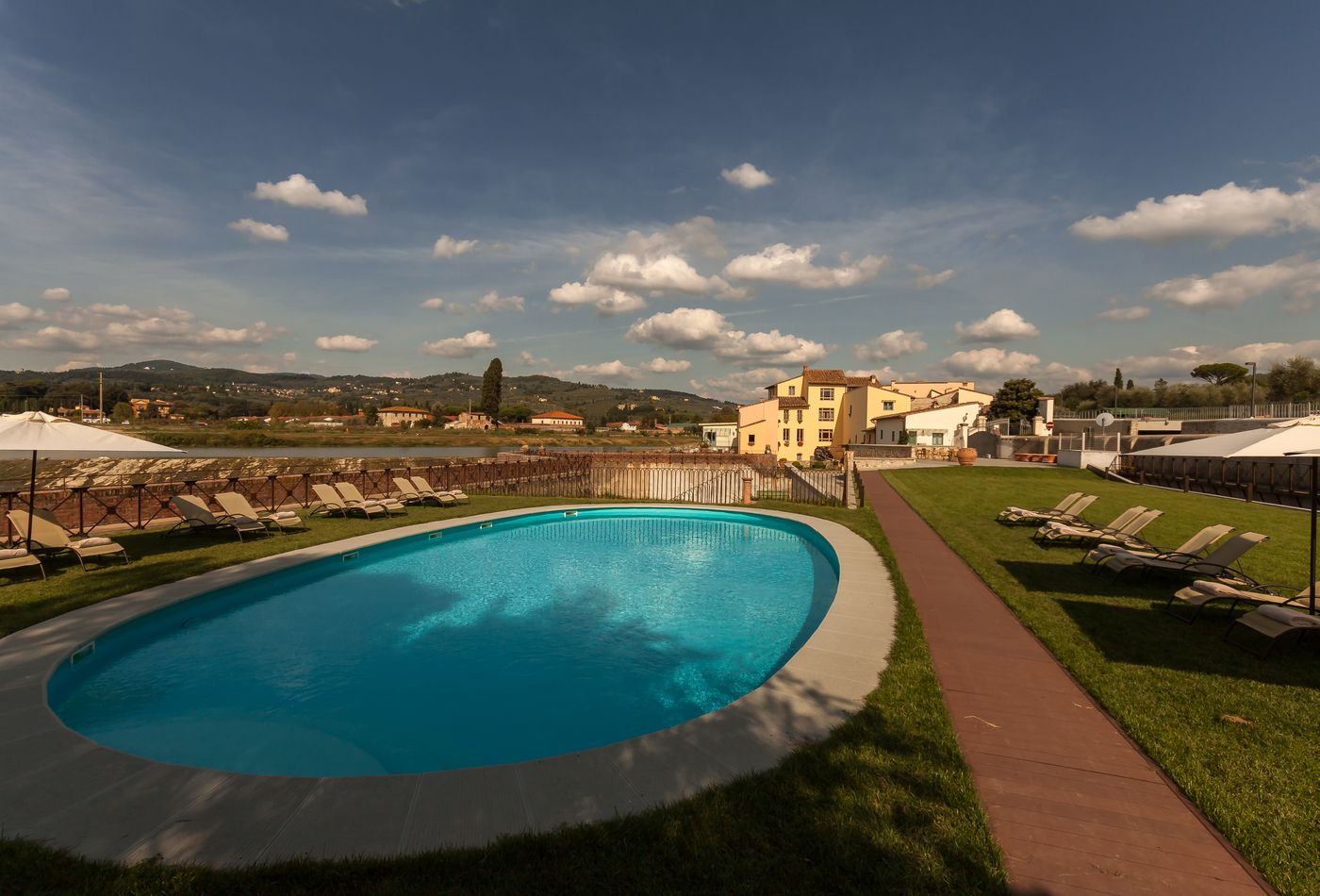 Hotel-Mulino-di-Firenze-WorldHotels-Crafted-Pool-44