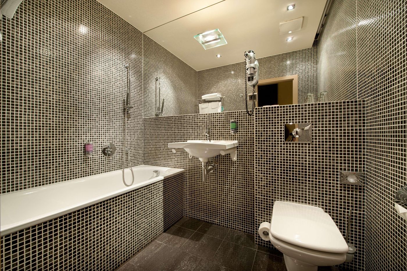 EA-Hotel-Crystal-Palace-Room-19