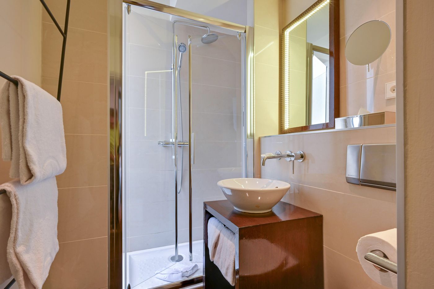 Holiday-Inn-Paris-Palais-de-lElysee-Room-30