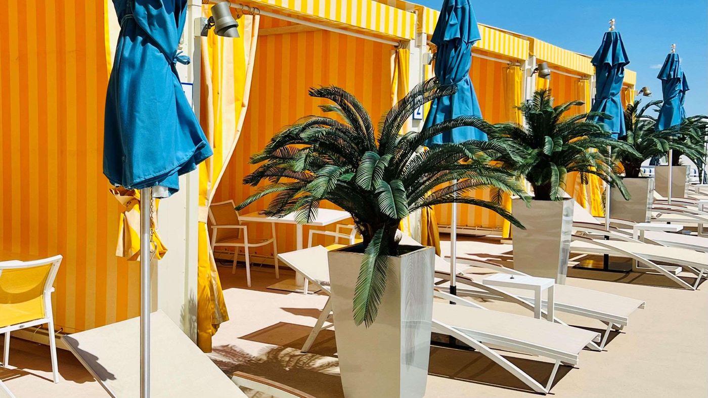 The-Strat-Hotel--Casino---Tower-Room-2