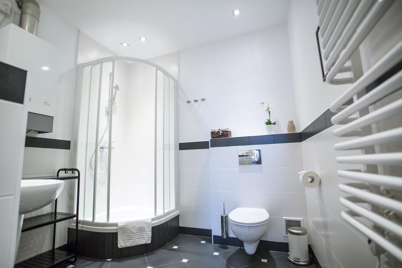 Scharffenberg-Apartments-Main-Square-Room-55